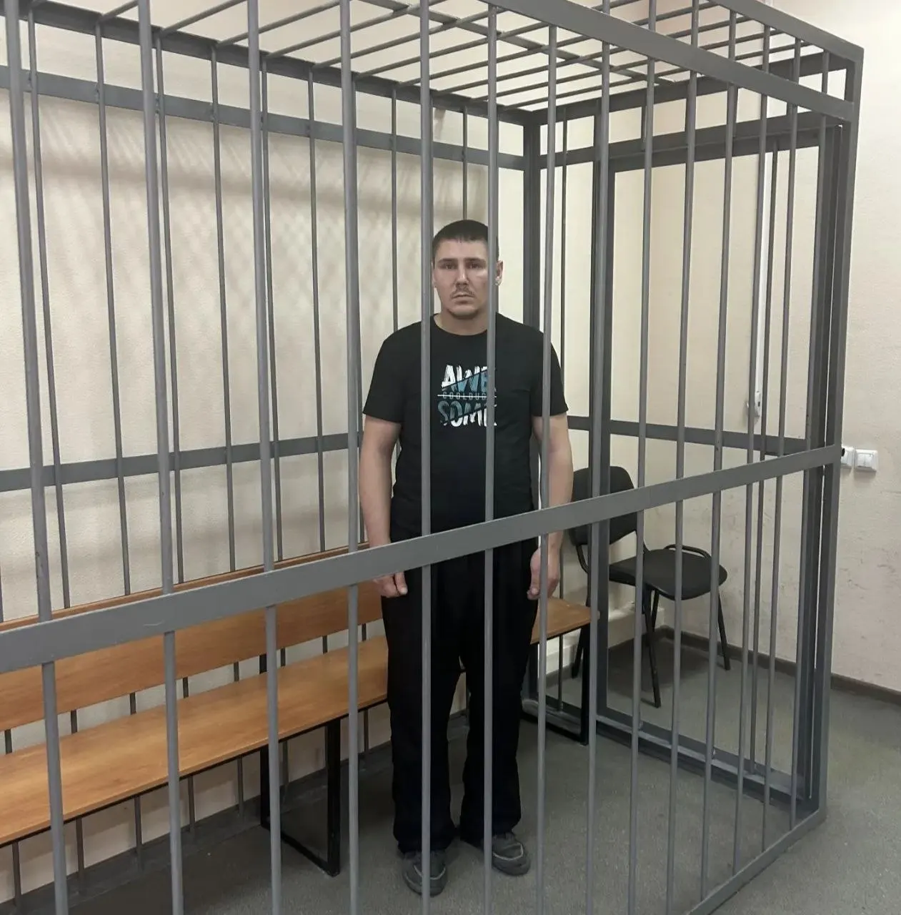 По делу возбуждено уголовное дело: подозреваемый Александр Курс взят под стражу. Следствие утверждает, что 28 июля он несколько раз выстрелил в подростка из пневматического оружия.