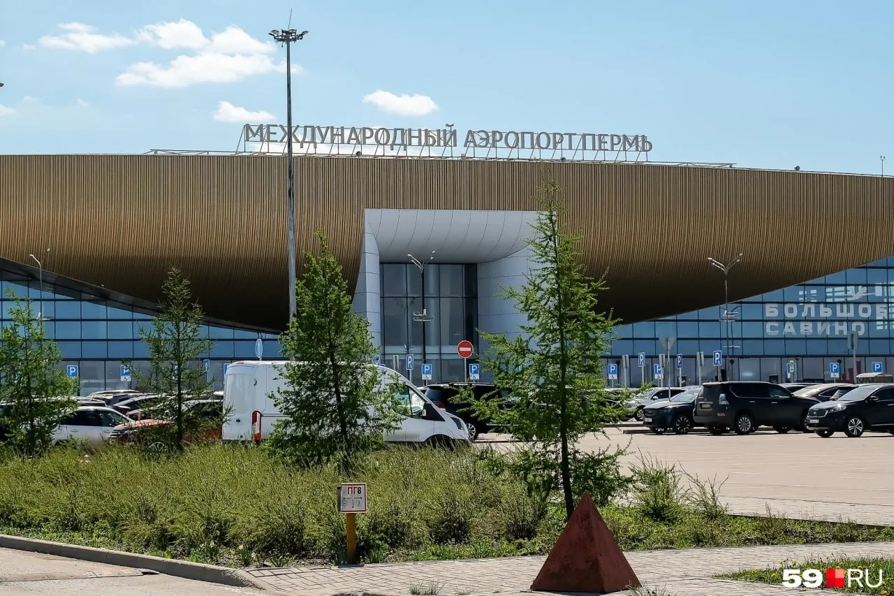 В аэропорту Большое Савино вводят эвакуатор на привокзальной площади из-за роста случаев парковки на местах для людей с ограниченными возможностями.