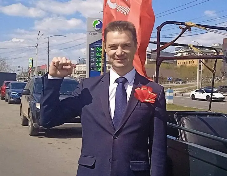 Иркутский депутат от КПРФ Анатолий Обухов уехал на войну и обвинил следствие в фальсификациях по делу о возмещении авиаперелётов; суды требуют возврата миллионов рублей.