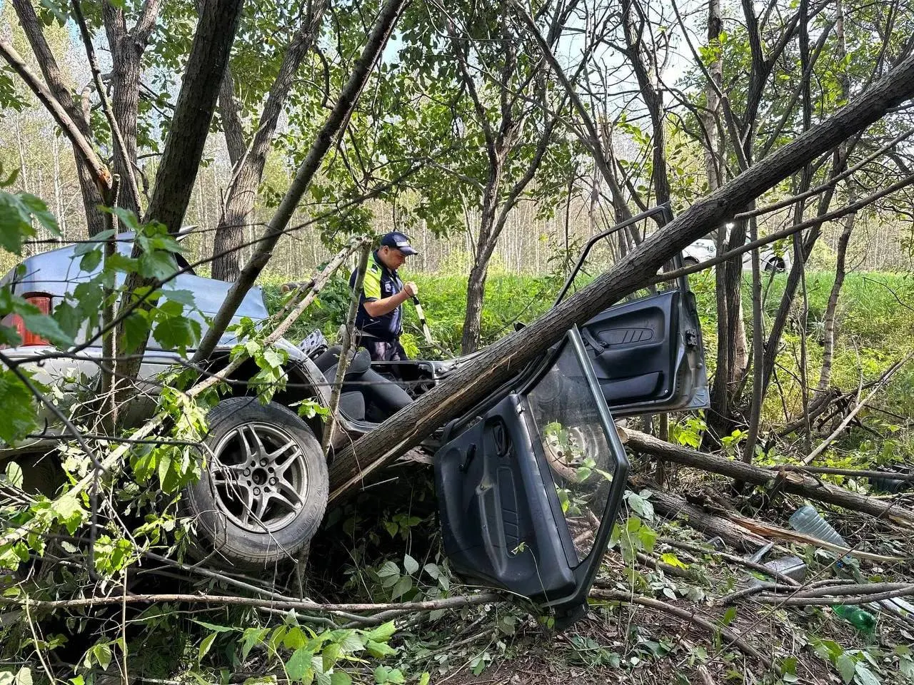32-летний водитель «четверки» погиб в аварии на подъезде к Верхней Пышме после потери управления на высокой скорости; ранее у него отмечались эпилептические приступы после травмы головы.