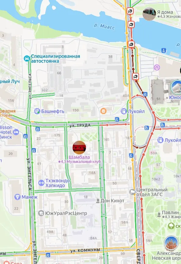 На участке Свердловского проспекта образовалась пробка после столкновения примерно четырех автомобилей; движение затруднено от Алого поля до развязки с Братьев Кашириных, уточняются детали аварии в ГИБДД.