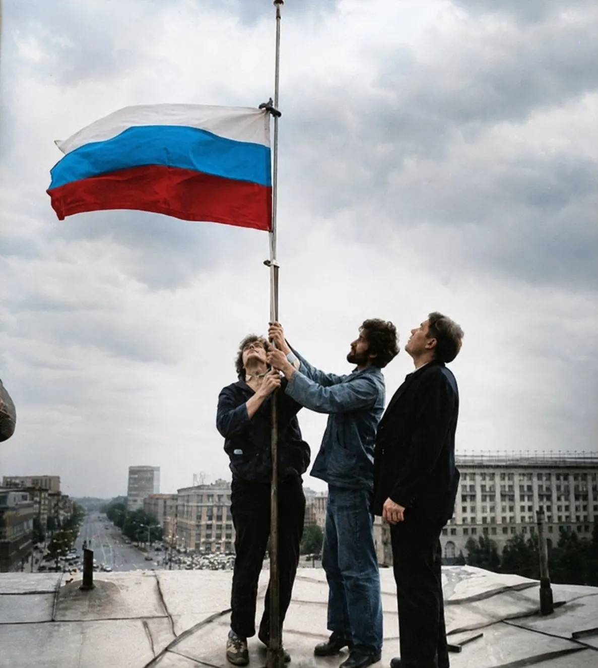 История подъема российского триколора над областной администрацией Челябинска в августе 1991 года.
