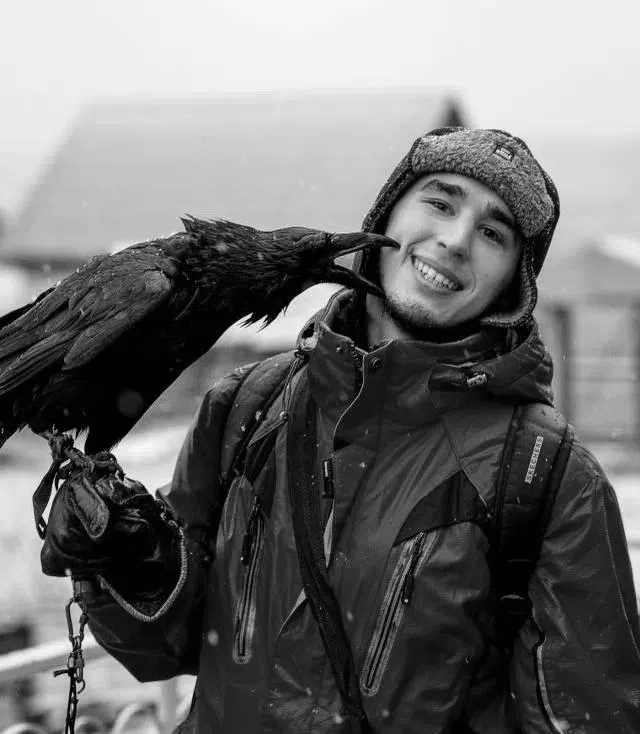 29-летний блогер скончался; похороны прошли в Лысьве, Пермский край. Гоша — ворона, ставшая звездой его контента.