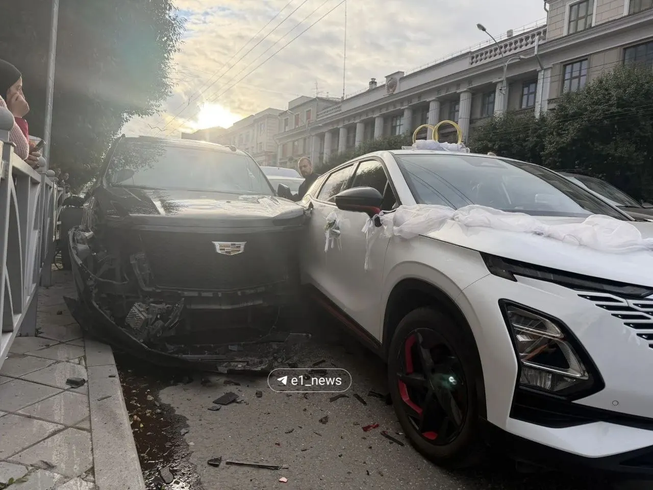 Пострадавших нет; невеста в шоке после инцидента во время свадебного кортежа в Екатеринбурге.