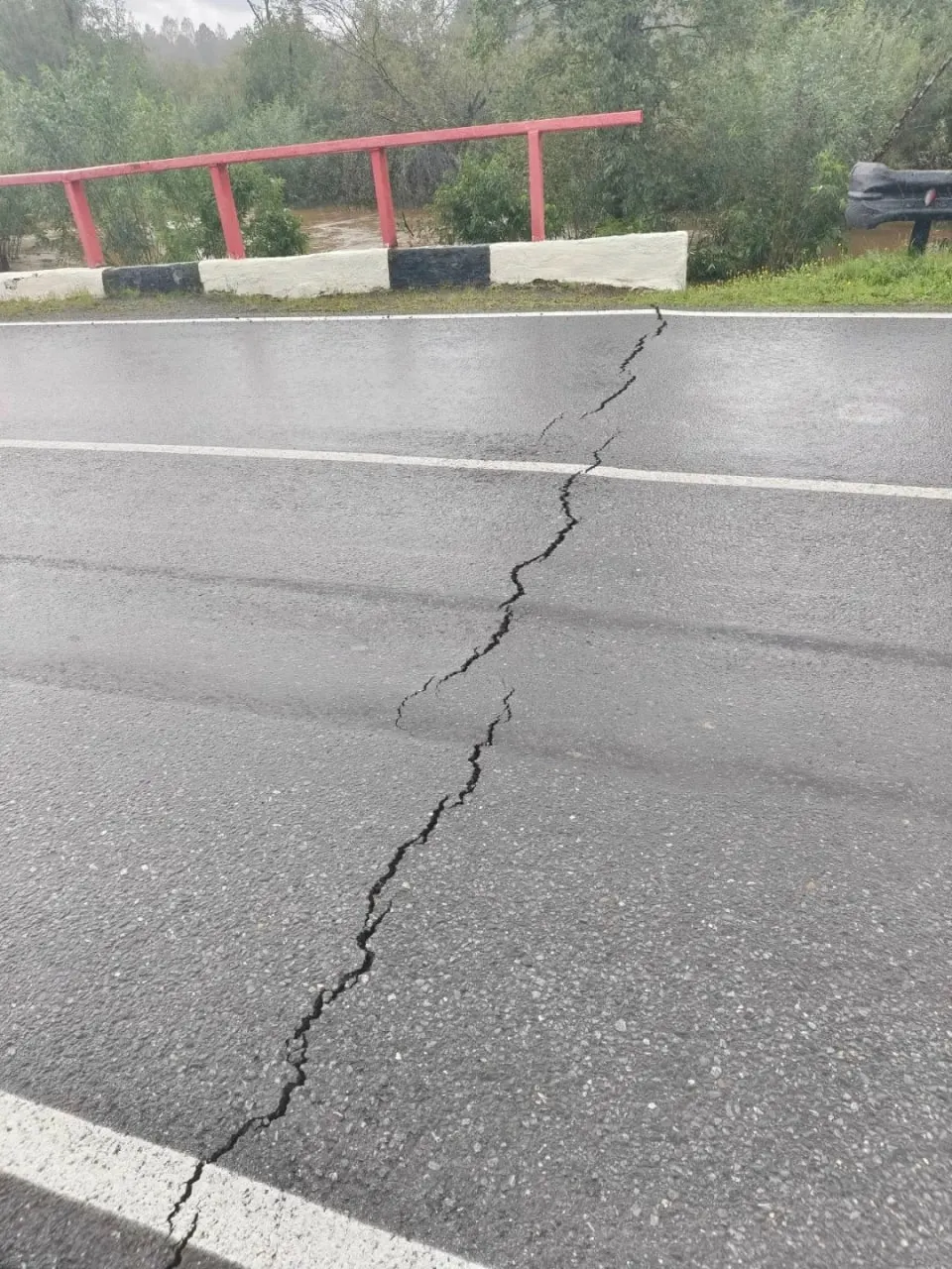 Мосты и участки трасс в районе Кусы оказались повреждены после подтопления: движение перекрыто, автомобилистам советуют избегать поездок и следовать объездам.