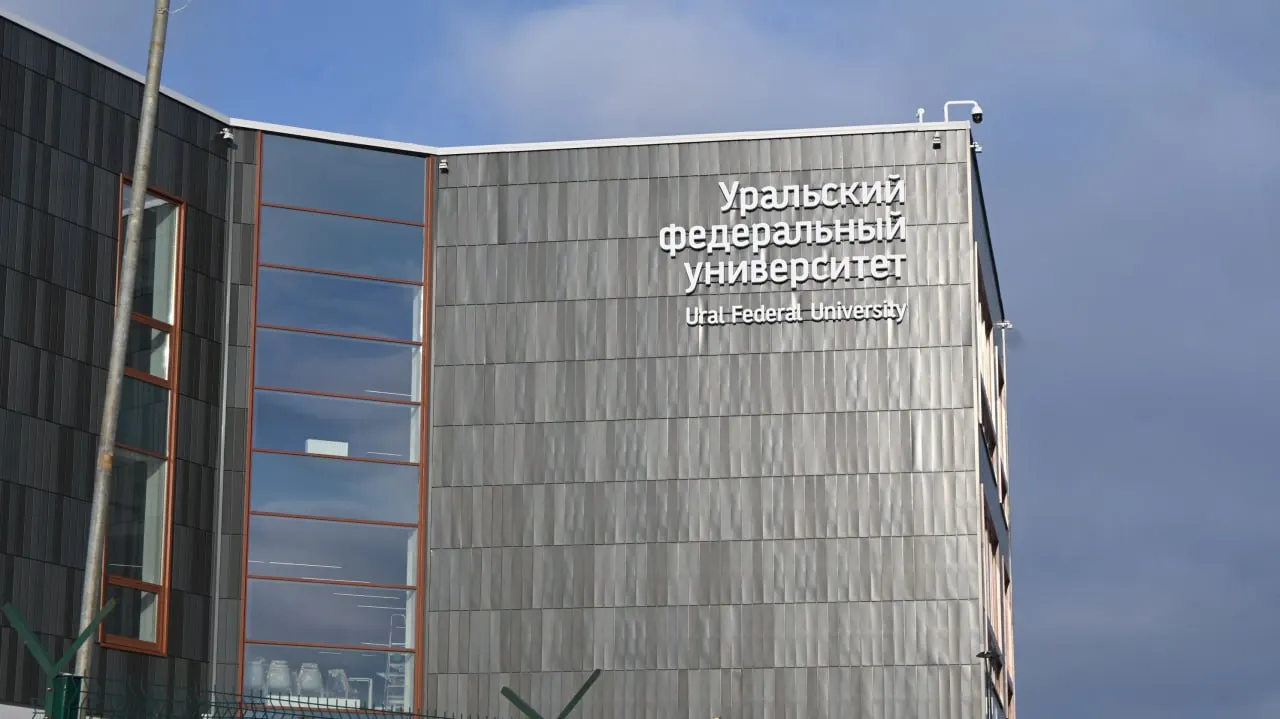 Студент УрФУ вернулся в Екатеринбург и столкнулся с блокировкой электронного пропуска в общежитие, несмотря на действующий договор и бумажный ордер до 22 августа. Правозащитники связывают инцидент с планами вуза освободить жилье ради фестиваля.