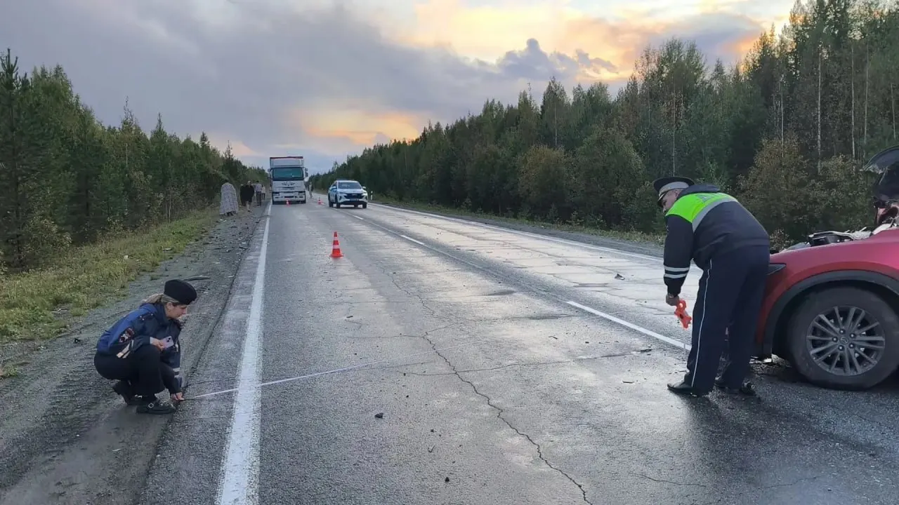 В Ивделе произошло смертельное дорожно-транспортное происшествие: водитель Lada Granta не справился с управлением на мокрой дороге и врезался во встречную Mazda; один пассажир погиб, другой получил тяжёлые травмы.