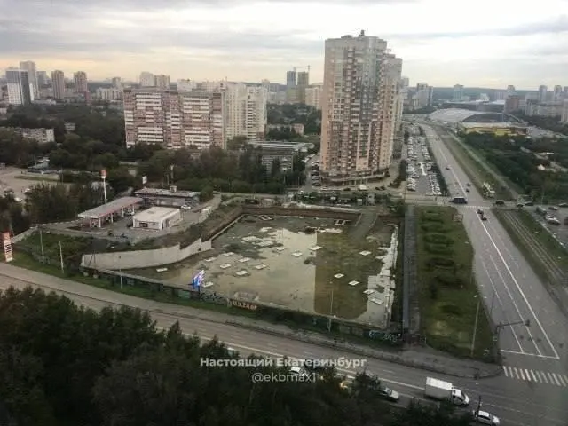 Жители района жалуются на заброшенный объект: место будущего паркинга превратилось в болото, работы остановлены, а разрешение действует до 2026 года.