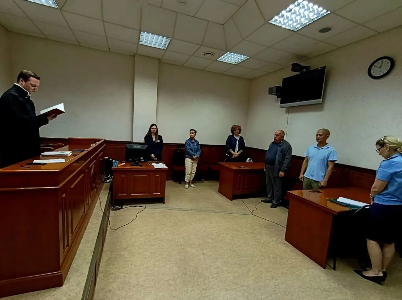 Суд запретил занимать административные должности в ФСИН на год; возбуждено дело по халатности в отношении руководства учреждения.