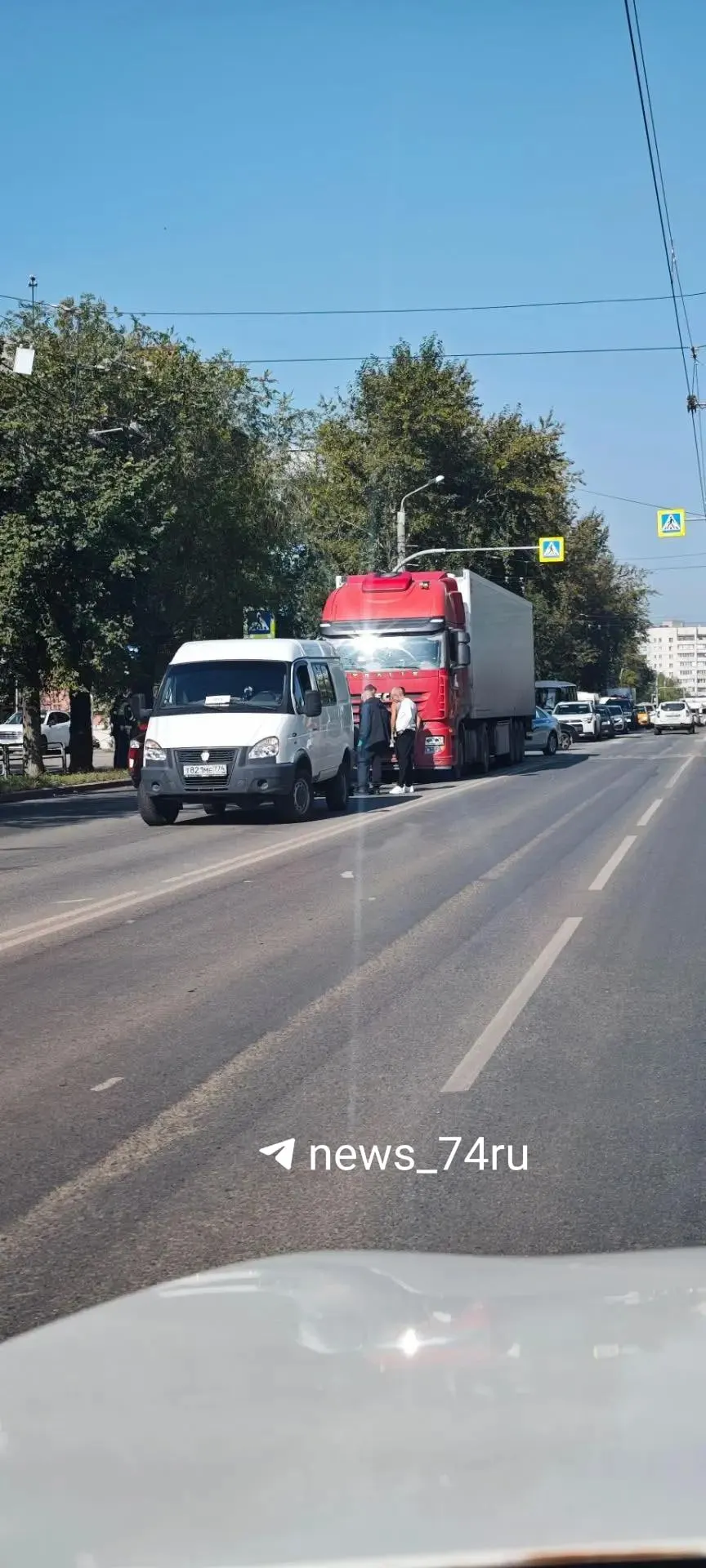 На Новороссийской улице грузовик сбил пешехода; на месте работают полиция и скорая помощь, уточнение подробностей у ГИБДД.
