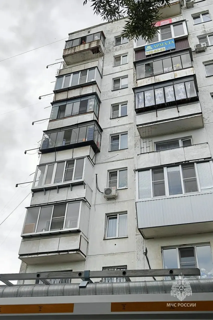 Спасателям удалось вывести пятилетнего мальчика из квартиры после тревожного сигнала прохожих; мать находилась в этот момент во сне.