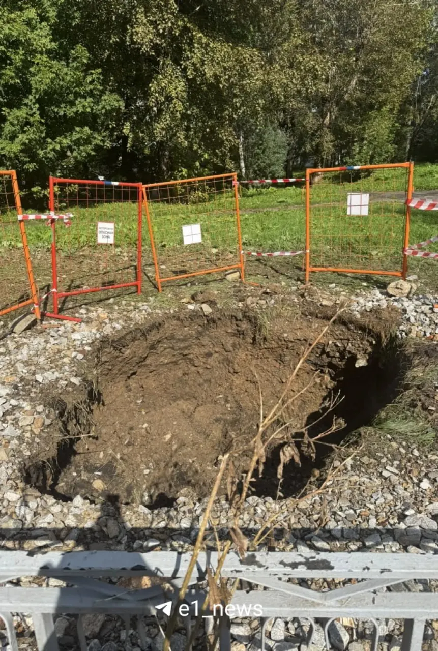 В Екатеринбурге на улице Шадринской произошёл порыв воды из-под земли, повредивший припаркованные автомобили. Причина — локальные гидравлические испытания тепловых сетей, ситуация находится под контролем.