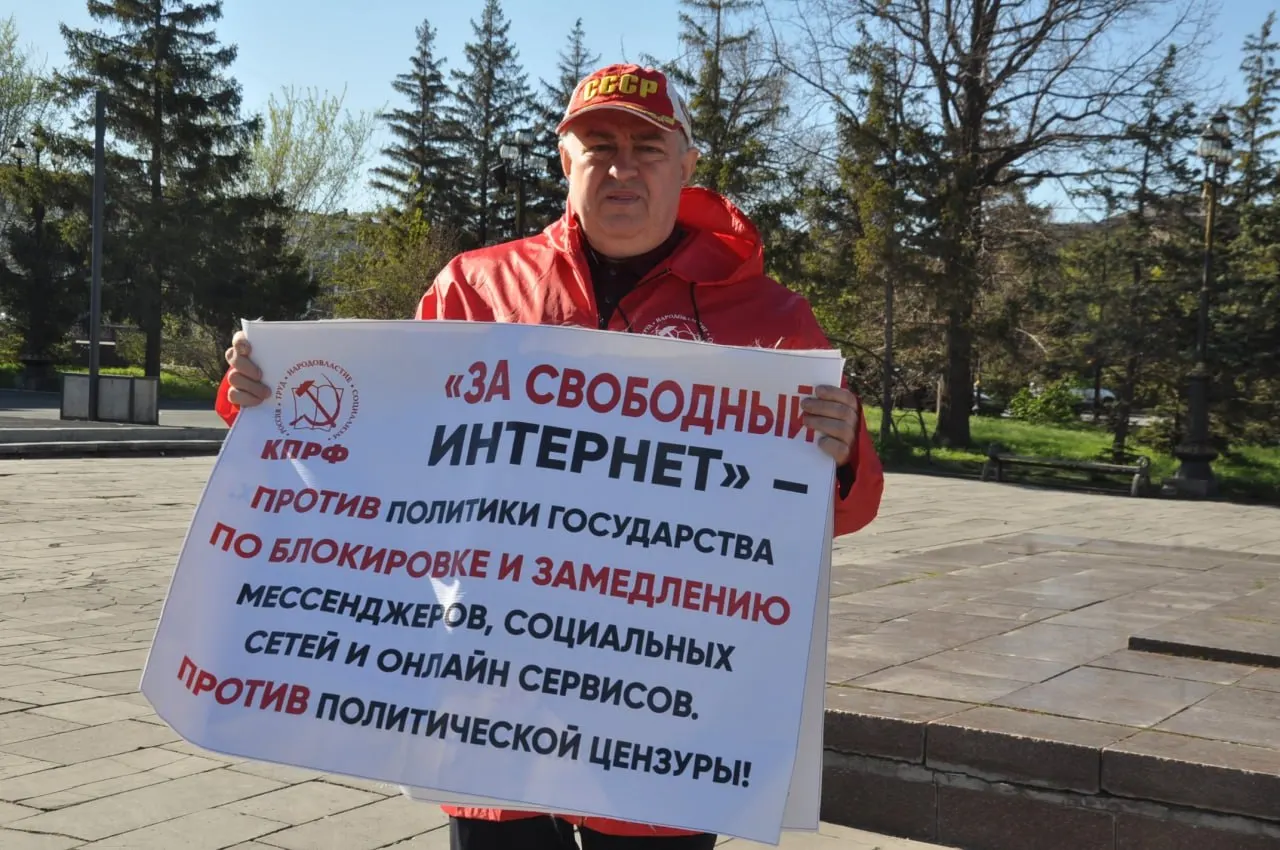 Ленинский районный суд Орска вынес штраф 2000 рублей депутату Законодательного собрания Оренбургской области за публикацию в соцсетях изображения нацистской символики и материалов, связанных с запрещёнными экстремистскими организациями; участие в выборах ограничено на год.