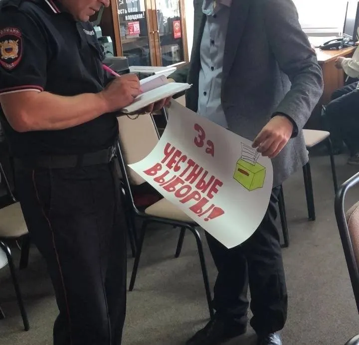 В Карелии в офис регионального штаба КПРФ прибыли полицейские по жалобе на агитационный материал. Активисты считают давление политически мотивированным и заявляют, что следят за законностью.
