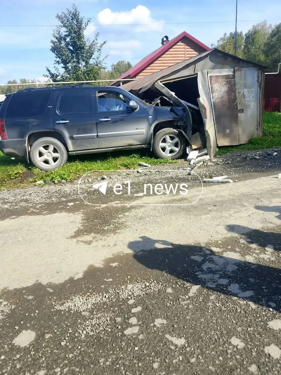 Очевидцы рассказали, что водитель ехал близко к пешеходам и чуть не сбил 11-летнюю девочку, прежде чем врезаться в гараж. Официальной информации от ГИБДД пока нет.