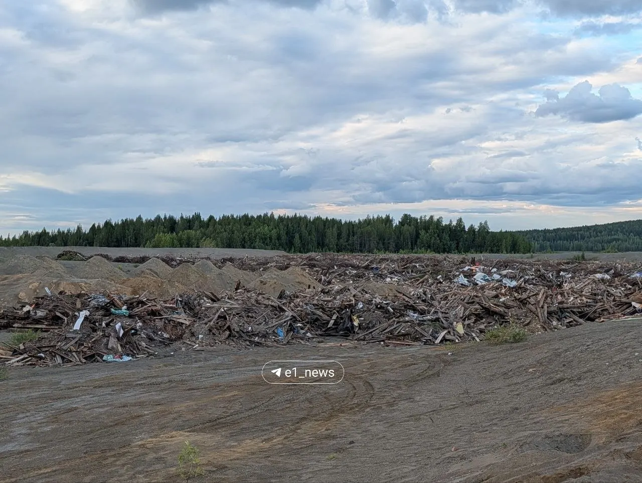 После смерча в городе Кушва образовалась гигантская свалка мусора, вызывающая возмущение жителей.
