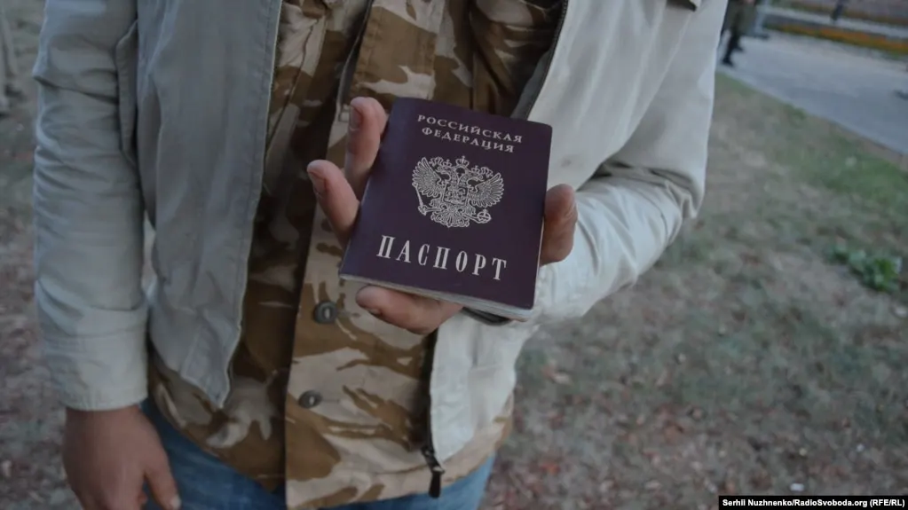 По решению ФСБ гражданство лишили восемь выходцев из Центральной Азии и Закавказья за предполагаемые угрозы безопасности и антивоенные высказывания.