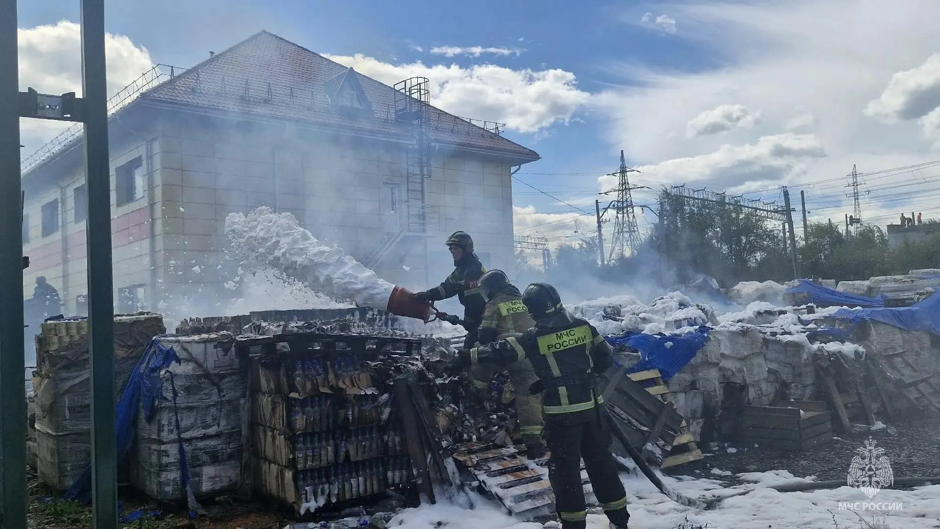 Пожар на складе алкоголя локализован; движение перекрыто, пожарные ликвидируют очаг.