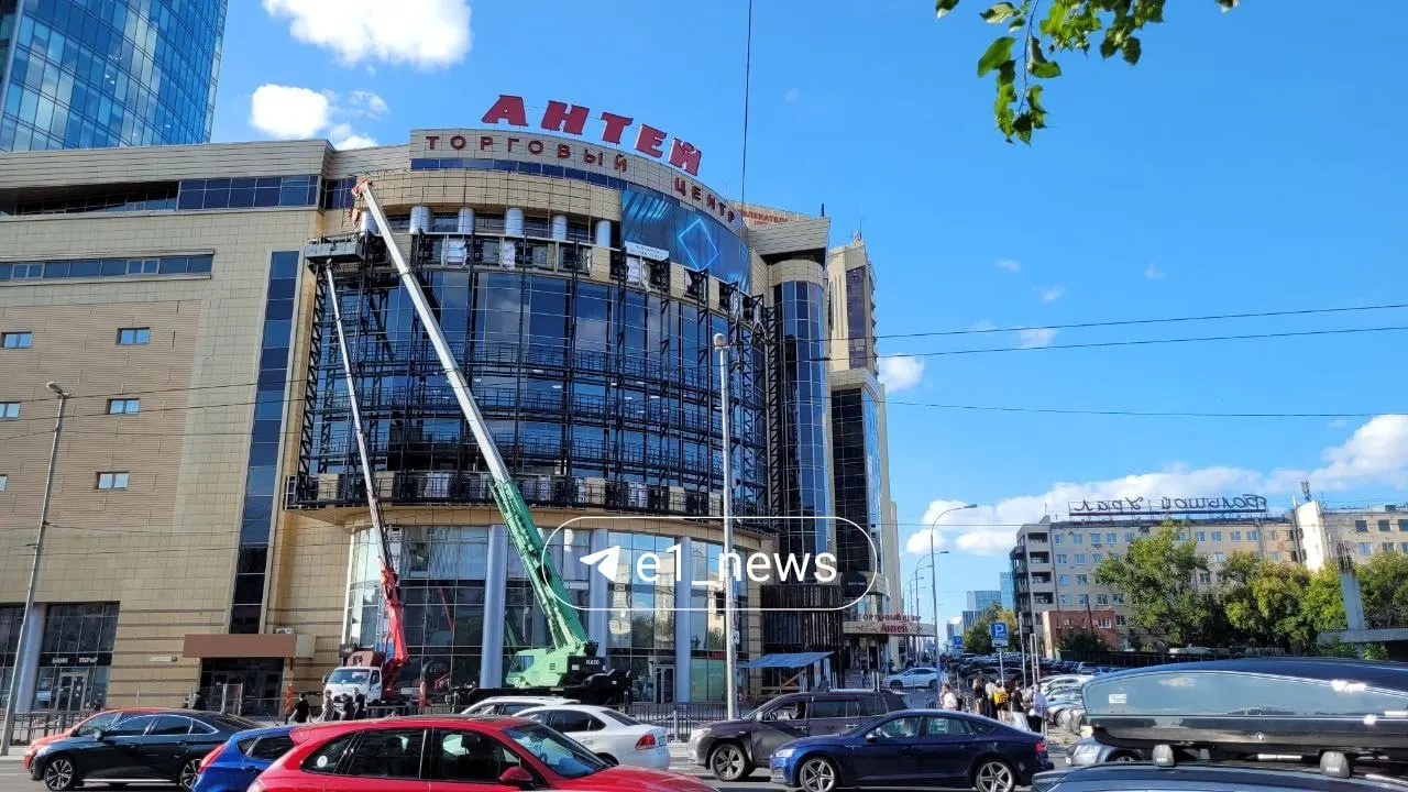 Строительная техника окружила ТЦ «Антей» в Екатеринбурге; идёт монтаж медиаэкрана, точная дата окончания работ неизвестна.