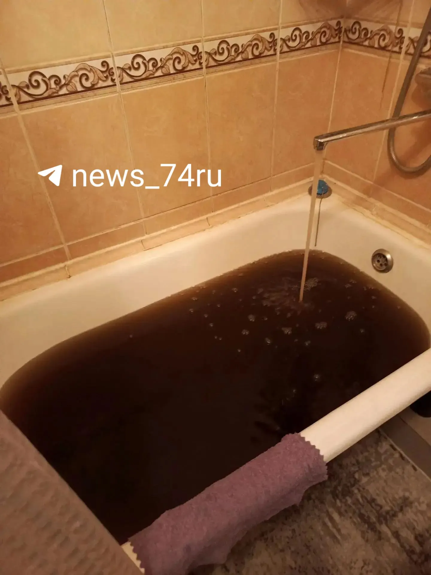 Черная вода из‑под&nbsp;кранов в&nbsp;Калининском районе Челябинска