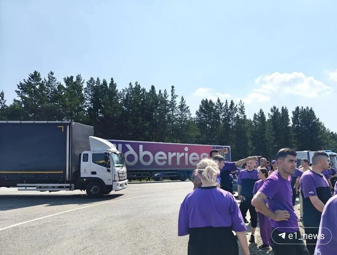 Владельцам пострадавших авто отказали в страховом возмещении. Рекомендовано обратиться в страховые компании, с которыми заключены полисы; вопрос возмещения рассматривается индивидуально по условиям договора.