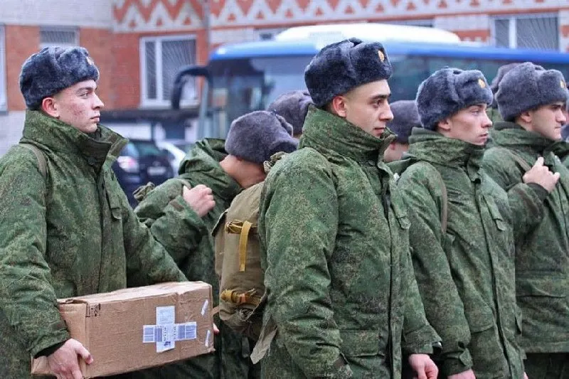 Срочника принудили подписать контракт в гарнизоне Тоцкое-2 в Оренбургской области; после попытки отказаться его удерживали внутри части. Родственники обратились в военную полицию. Ранее аналогичные случаи фиксировали в этом гарнизоне.