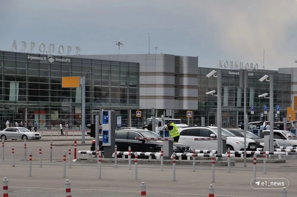 Работы на площадке перед терминалом продолжаются; до завершения работ будут действовать временные ограничения входа в терминал А, доступны входы в терминалы А и В, а также переход к отелю Azimut.