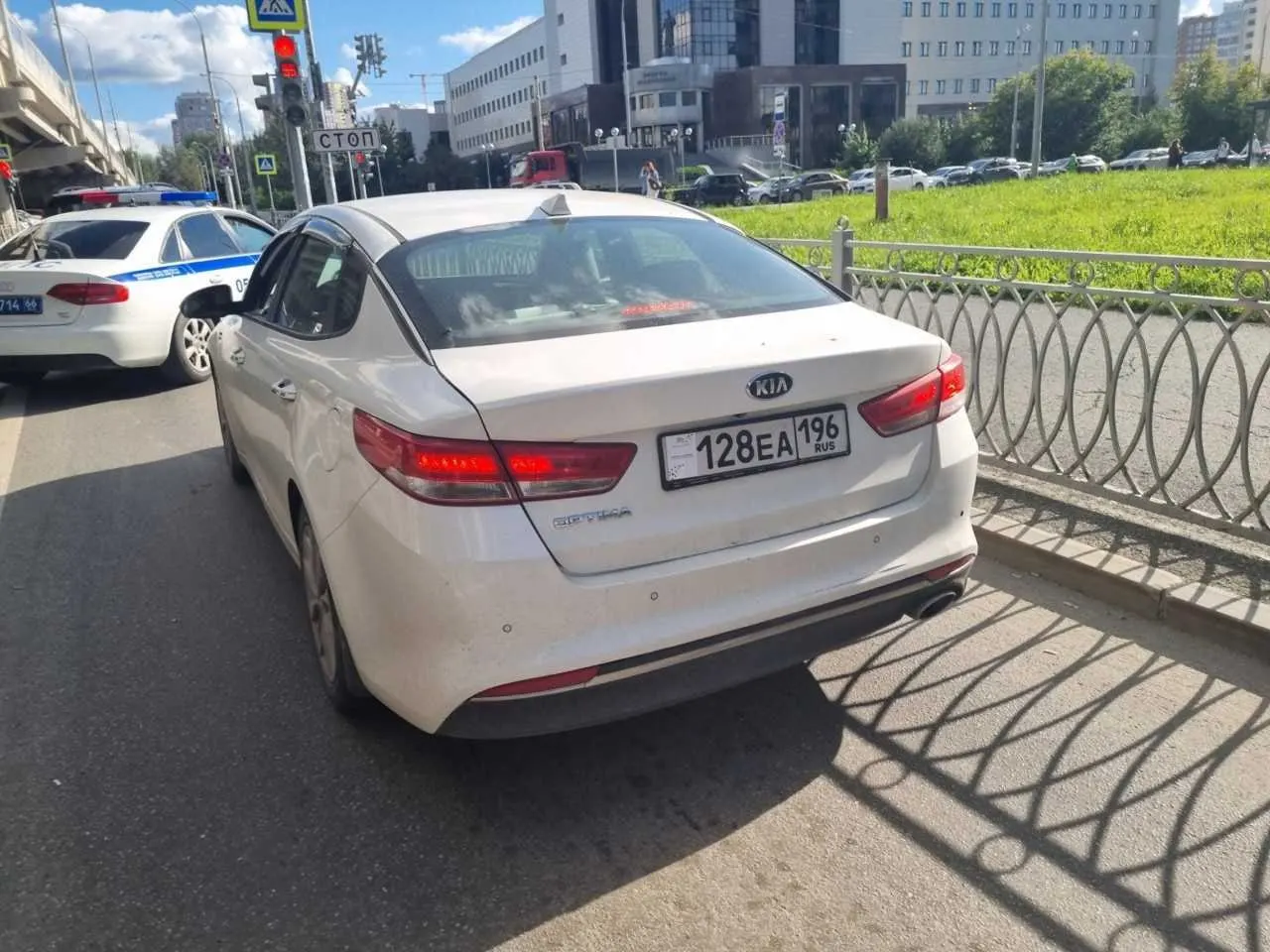 Жительница Екатеринбурга попыталась скрыть номер автомобиля, чтобы сэкономить на парковке, но была замечена и ей грозит штраф и лишение прав.