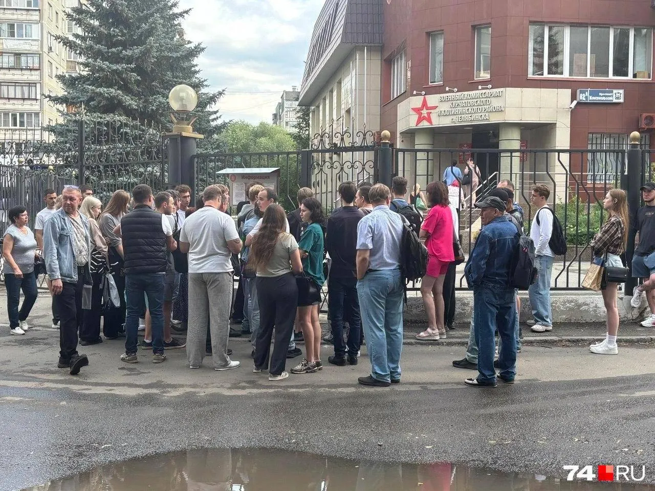 Очереди у&nbsp;военкомата в&nbsp;Челябинске: люди встают к&nbsp;рассвету