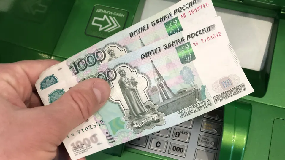 Министерство внутренних дел рекомендовало гражданам ограничивать снятие наличных и переводы по номеру телефона для снижения рисков хищения средств. Рекомендации касаются лимитов и ночных транзакций.