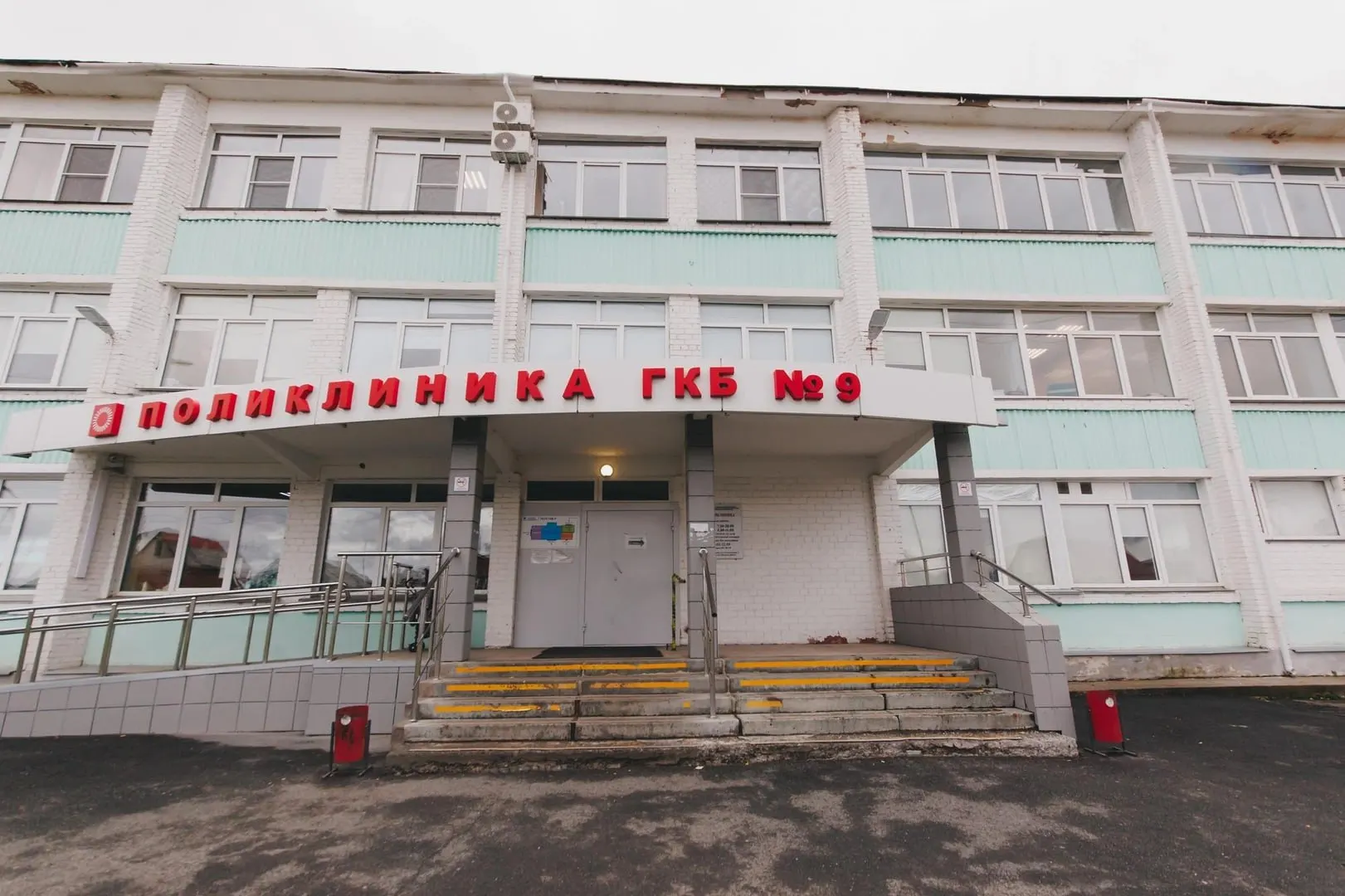 Жительнице Челябинска без её согласия изменили место прикрепления к поликлинике; разбирательство и пояснения ведомств.