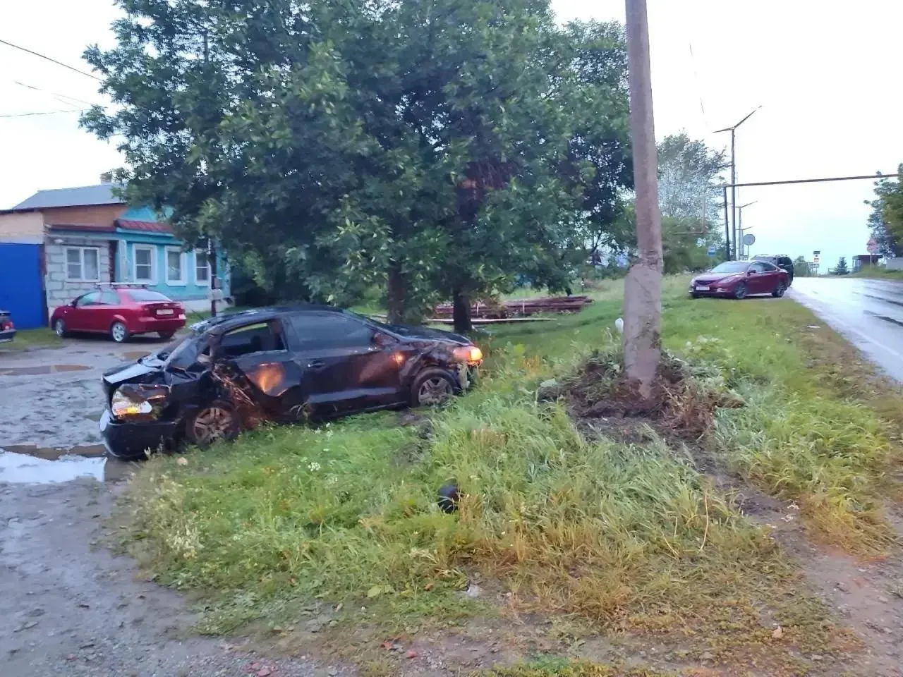 Пьяный водитель на Polo в дождливую погоду выехал на встречную полосу и врезался в железобетонную опору ЛЭП; погибла 23-летняя женщина, ещё один пассажир в тяжёлом состоянии.