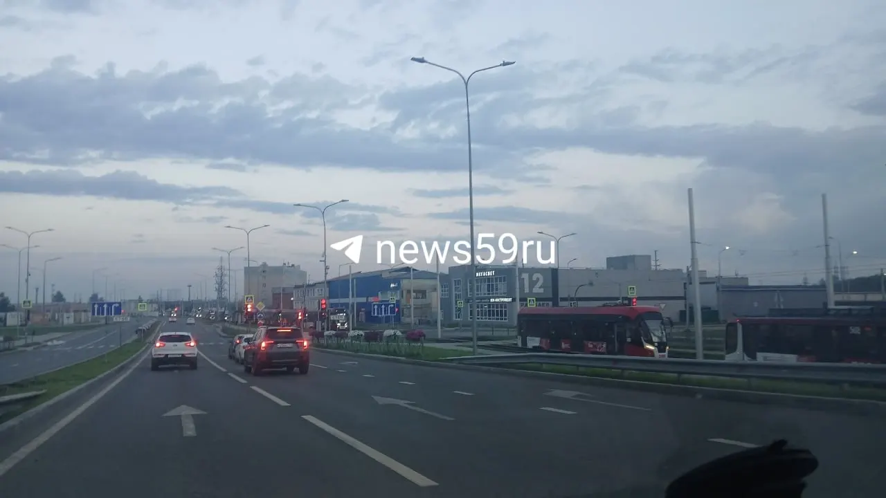 Утренние сбои в движении трамваев вызвали задержки у пассажиров; официального оповещения от перевозчика не поступало.