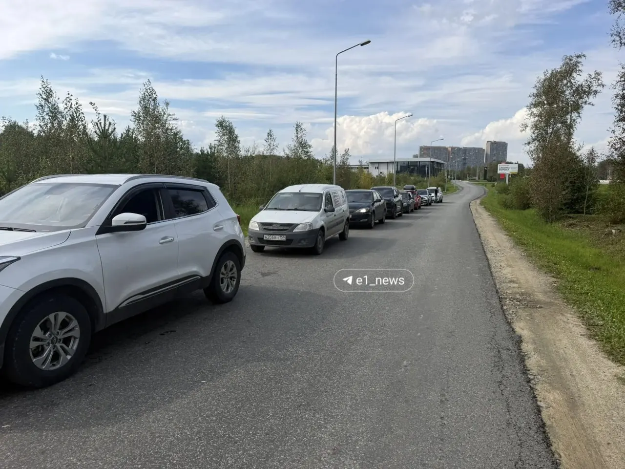 Ситуация на заправках под Екатеринбургом: очереди, поиск топлива и ожидание доставки бензина до вечера.