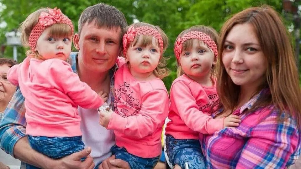 В Челябинской области семья с тройняшками пытается обеспечить доступ к препарату от спинальной мышечной атрофии для своих дочерей.