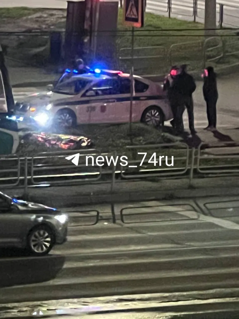 Очевидцы сообщили о гибели пешехода; уточняются обстоятельства ночной аварии.
