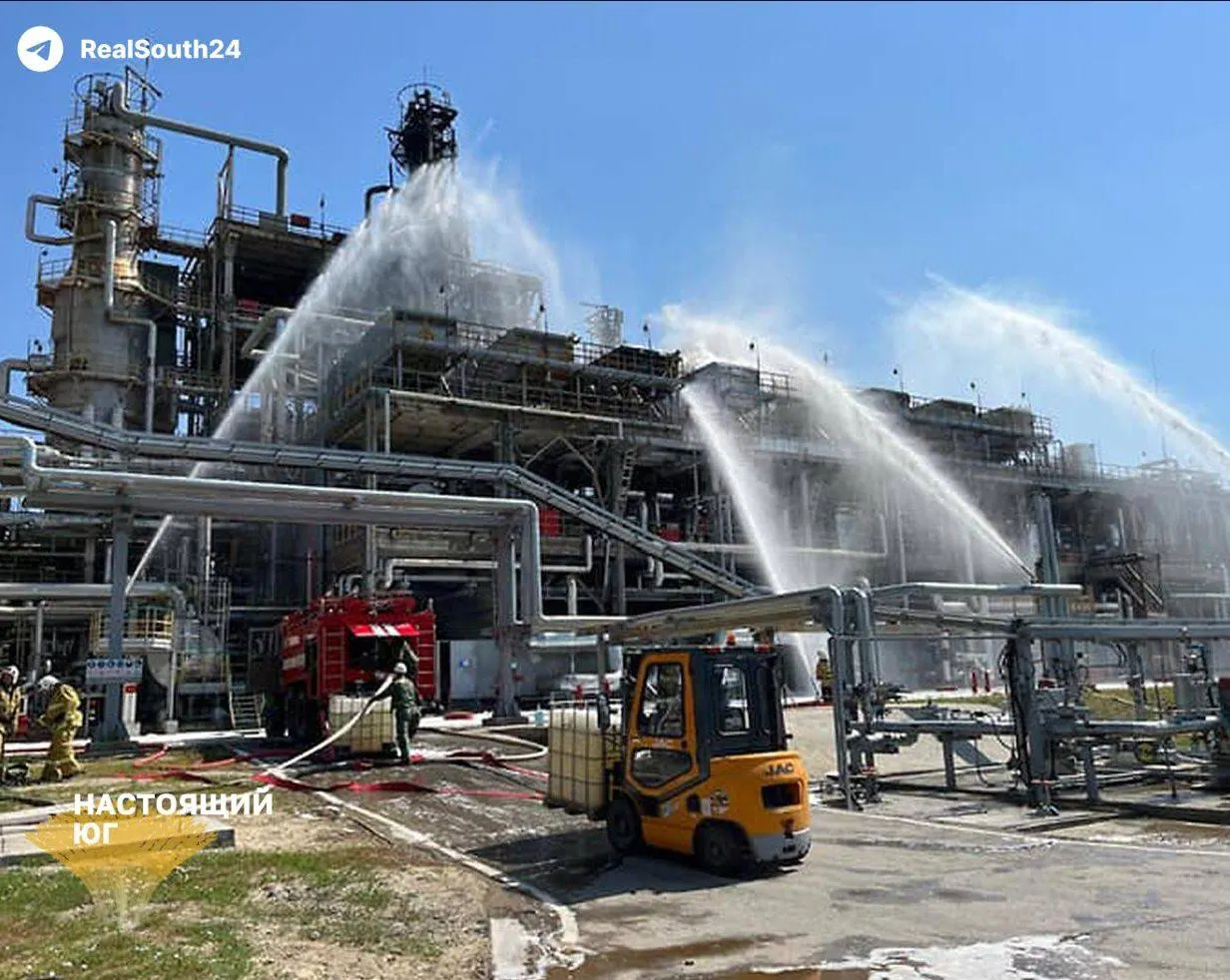 Август стал сложным месяцем для российской нефтепереработки: зафиксировано 21 атака на НПЗ, остановлены шесть крупных заводов, переработка упала и цены растут.