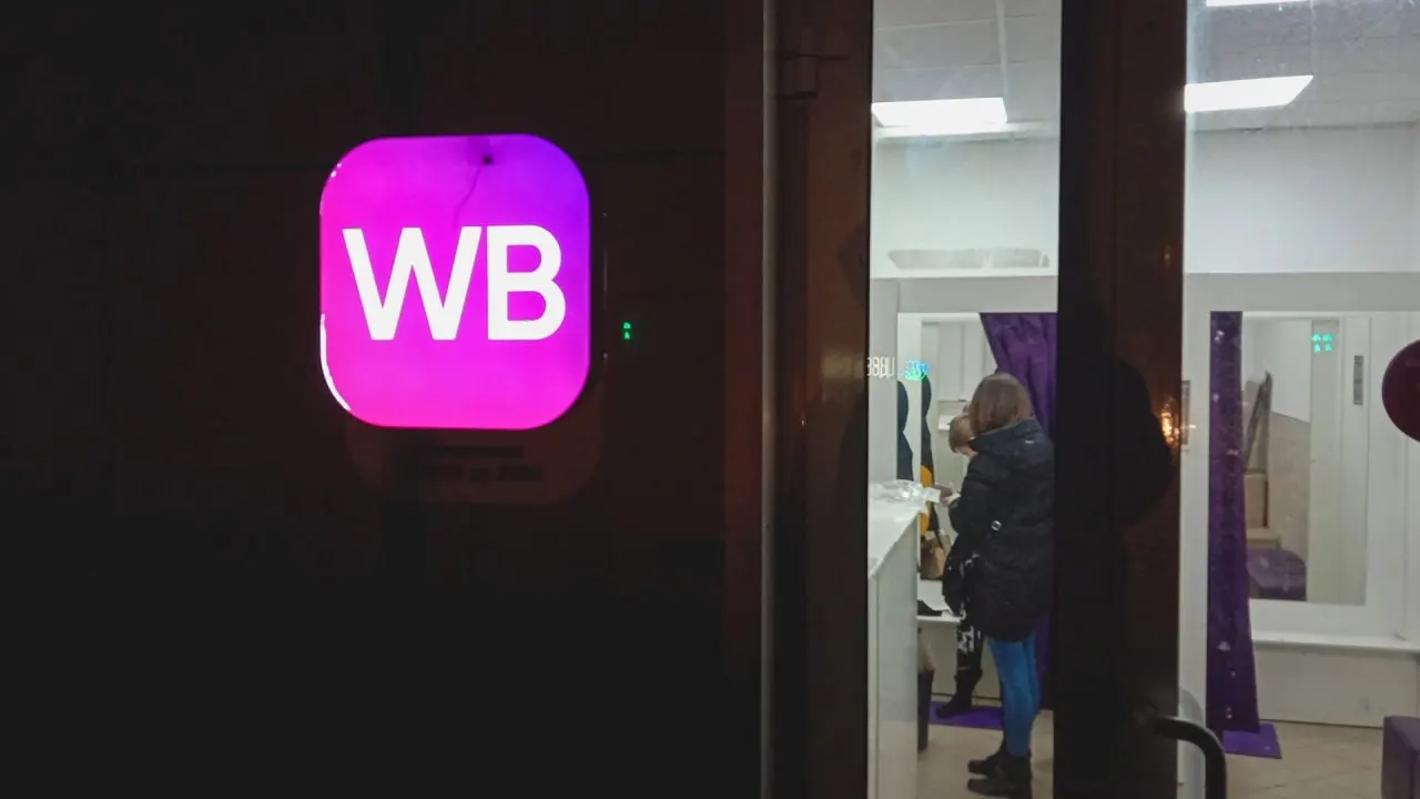 Эксперты связывают объявления о продаже с атаками на склады маркетплейсов: выручка ПВЗ упала на 30–70%, а в отдельные дни спрос снижается на 15–30%, при этом аренда растёт.