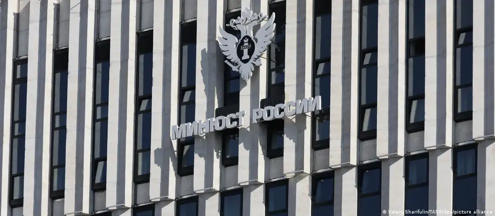 Минюст расширил перечень нежелательных организаций на шесть позиций, включив в список Фонд защиты прав человека (HRF) и ряд международных институтов; описаны меры ответственности за участие в таких организациях и приводятся антивоенные инициативы.