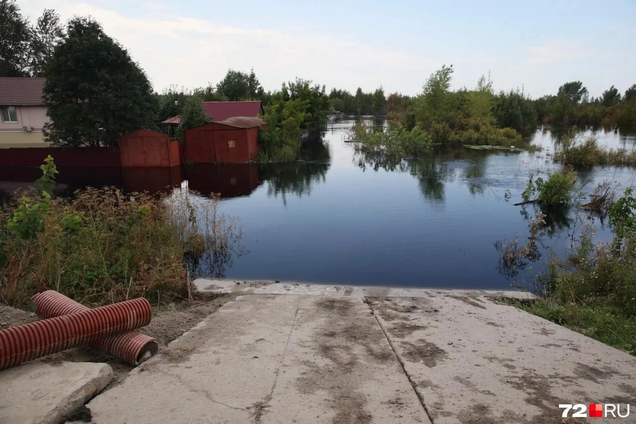 Дома наполовину под водой: в районе сильные разливы, полицейские дежурят на лодках и готовы помочь, но массовой эвакуации пока нет.