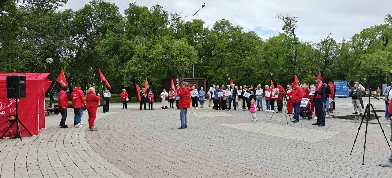 Сотня тюменцев выступила в поддержку коммуниста Николая Бондаренко; акция прошла в Комсомольском сквере на окраине города, участники требуют сохранить его участие в выборах.