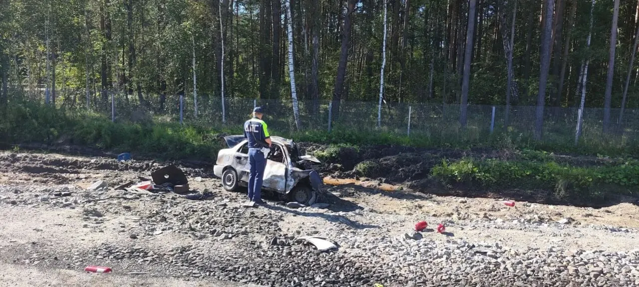 На трассе Екатеринбург — Тюмень произошло смертельное ДТП: погибли водитель и три пассажира в одной машине, погиб и водитель другой легковушки.