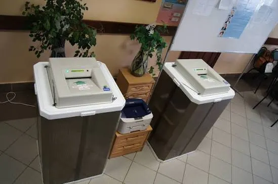 Из-за санкций на выборах в Екатеринбурге и регионе не будут задействованы новые комплексы обработки бюллетеней; выдача бюллетеней останется автоматизированной, а списки избирателей в городе будут электронными.