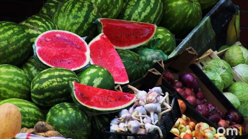 Разрезанные арбузы и дыни опасны: в местах повреждений быстро размножаются микроорганизмы. Покупайте бахчевые только в официальных точках продажи.