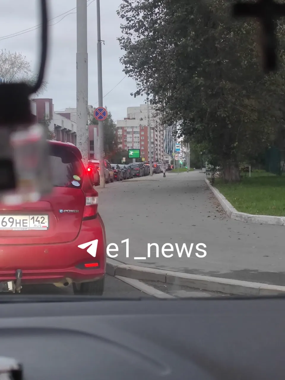 Утренняя ситуация у одной из АЗС на углу Шейнкмана и Большакова стала предметом обсуждения: длинные очереди и вопросы о том, как действовать тем, кто ожидает в положении.