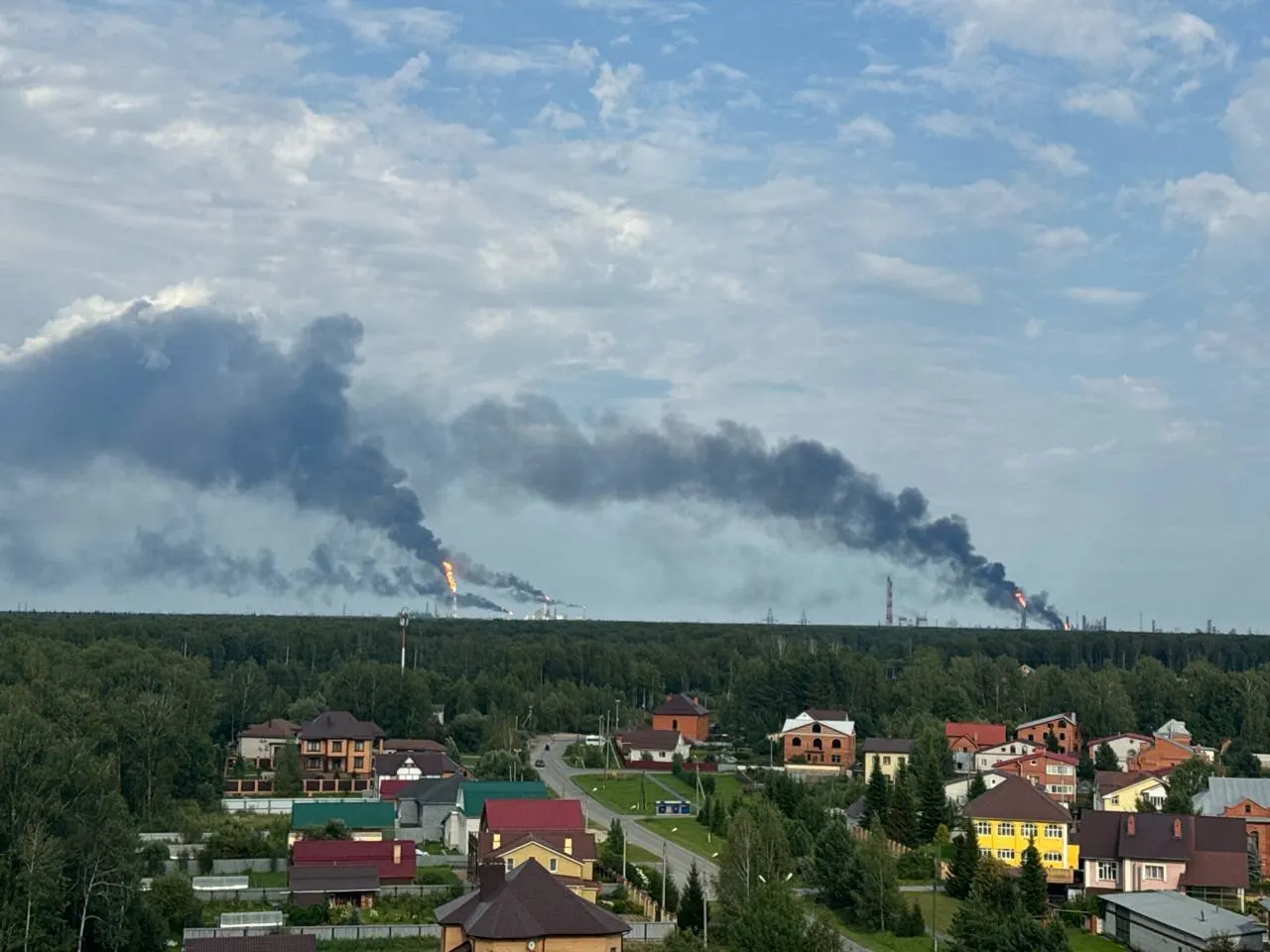 В Тюменской области беспилотники атаковали промышленный объект; возник пожар, место происшествия уточняется. По данным OSINT-аналитиков, речь может идти о Тюменском НПЗ; по местным источникам удар мог попасть по СИБУР в Тобольске; задействованы три БПЛА.