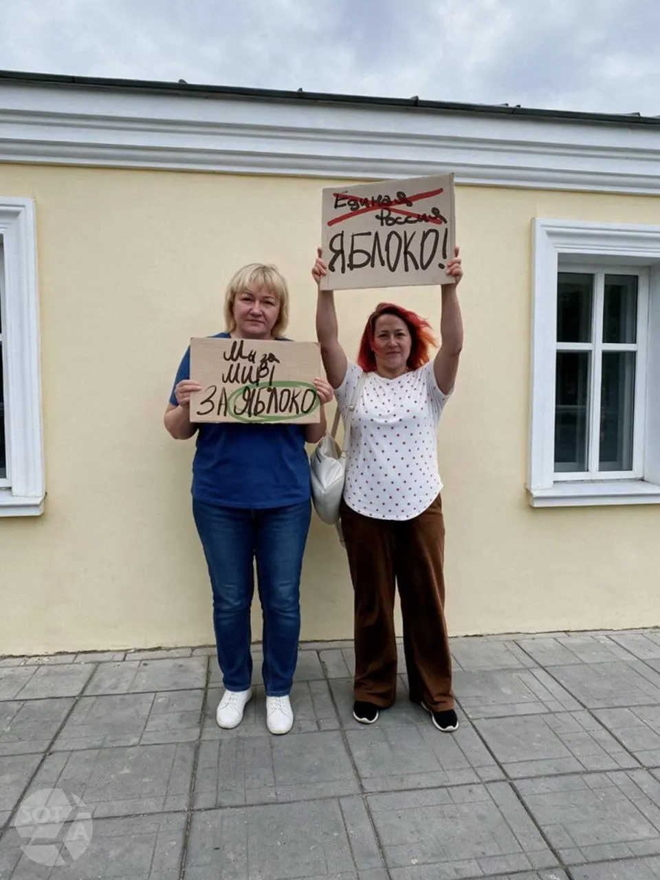 В Костроме на Сусанинской площади прошла акция в поддержку партии Яблоко; участие заявили две женщины. Сотрудники полиции находились поблизости, задержания не зафиксированы. Развитие вокруг регистрации списка на предстоящие выборы продолжает набирать обороты.