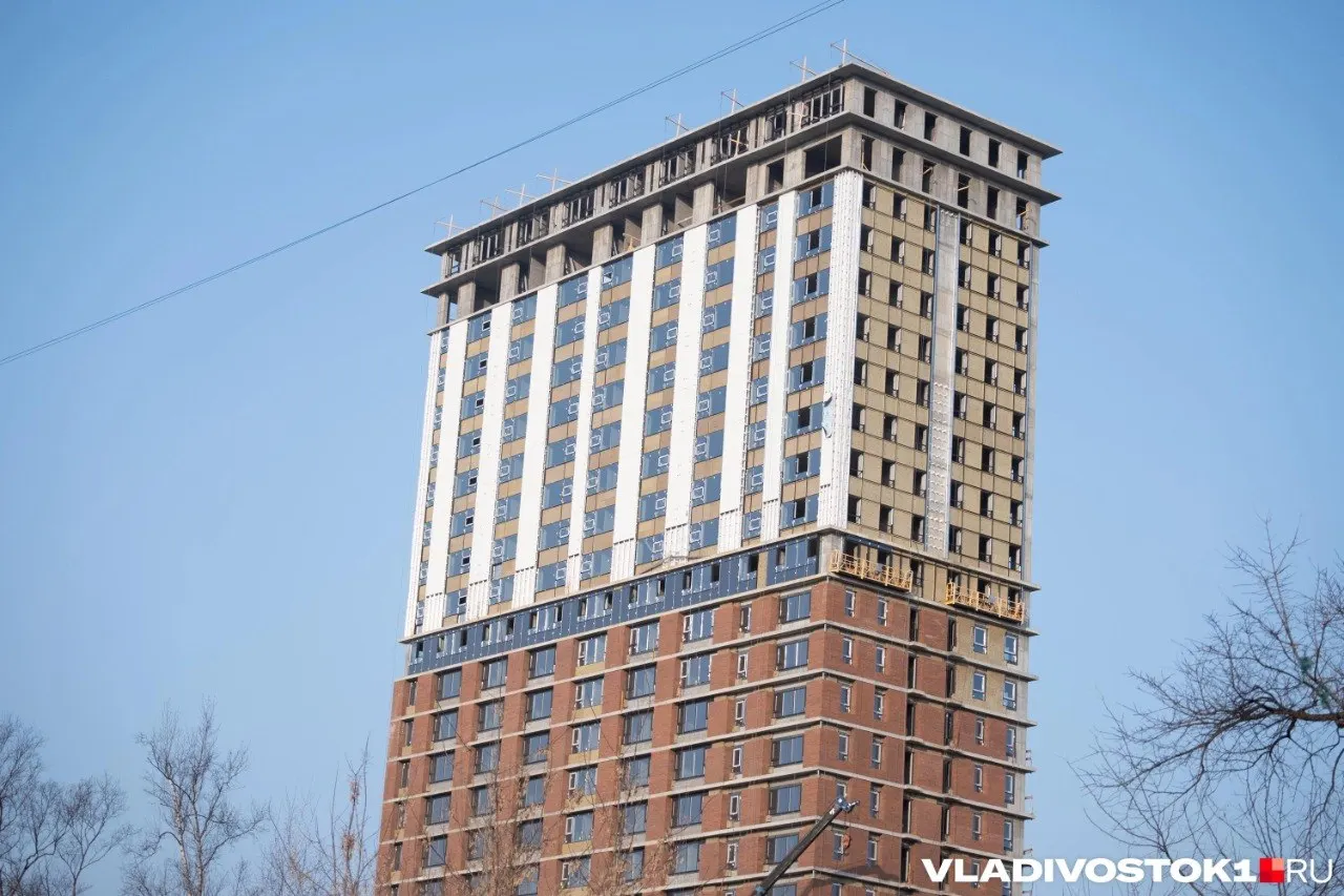 Екатеринбургский девелопер приобрёл три компании-застройщика у приморской фирмы и держит активы через зарегистрированное в Якутии Айар Капитал; в материалах упоминается беглый основатель Борис Поздняков.