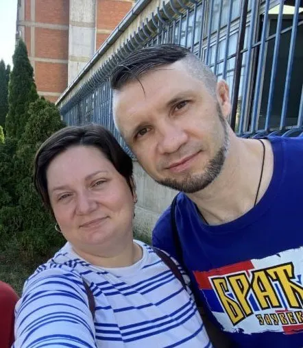 40-летний Артем Вахонин обвиняется в оправдании терроризма; суд заочно арестовал его. Росфинмониторинг включил мужчину в список террористов и экстремистов, счета в России заблокированы.