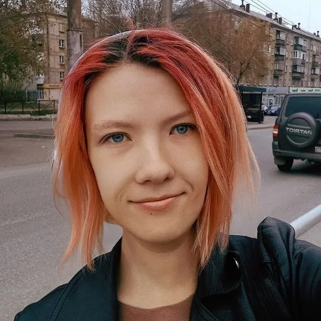 Дело касается штрафа за эмодзи на нике и обвинений в экстремистской символике; активистка идёт в Верховный суд России после прохождения нескольких инстанций.